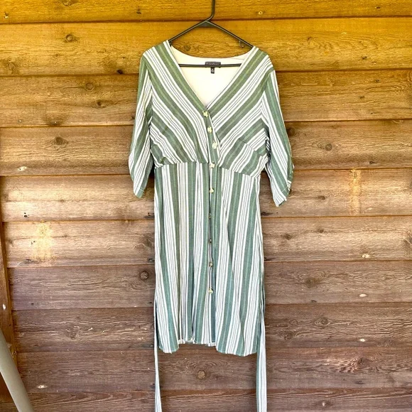 green emerald velvet dress Dress Casual Midi By Luxology In Green, Size: L